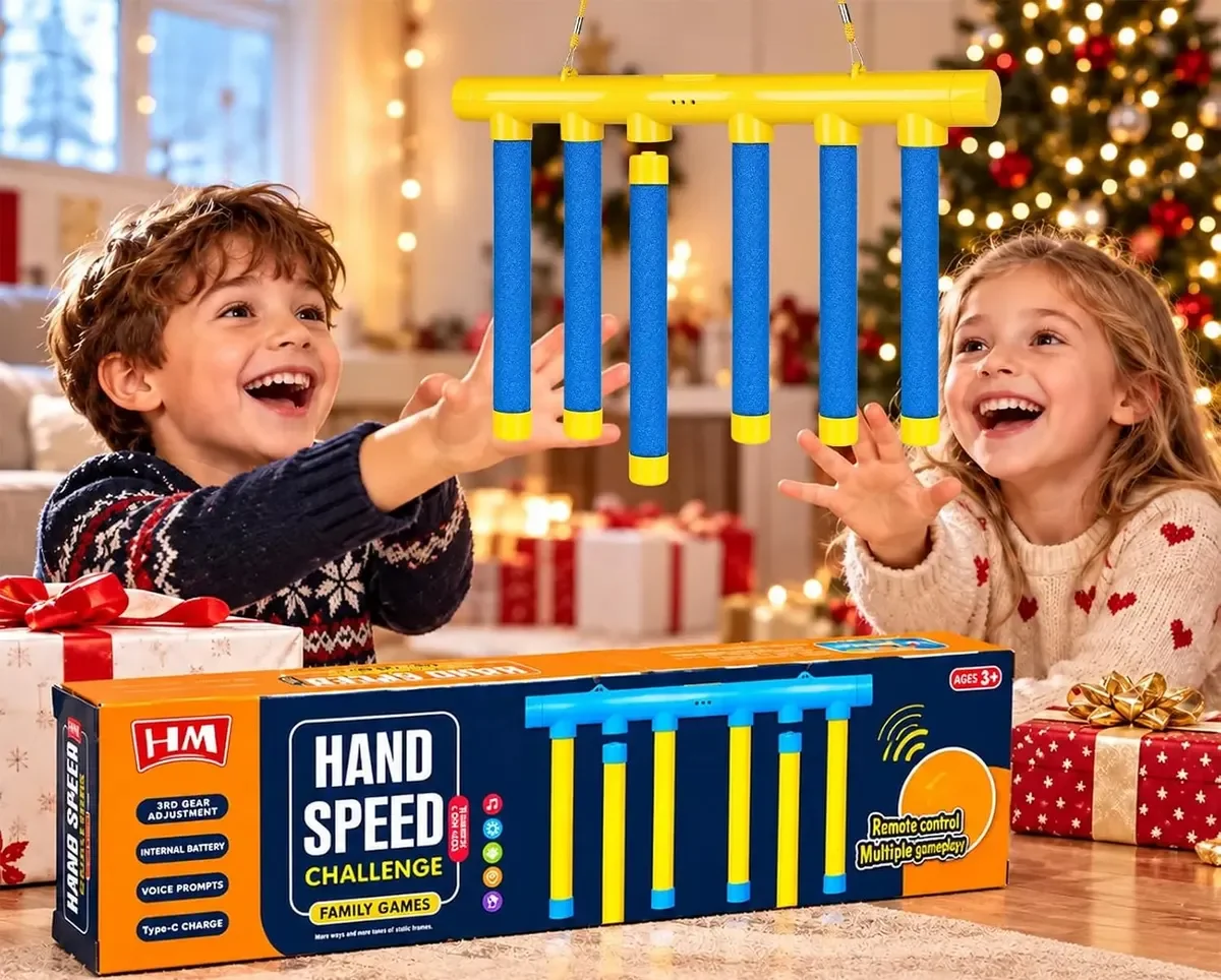 Duas crianças rindo e tentando pegar os bastões do Hand Speed perto da árvore de Natal